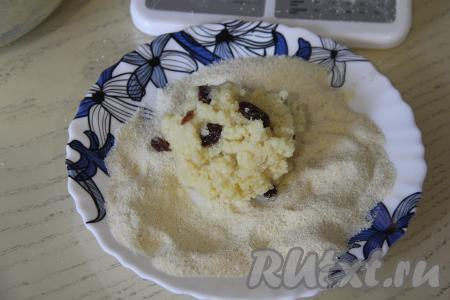 Разделить массу на небольшие части (я разделила на 15 частей весом по 90 грамм). На тарелку насыпать манку. Выложить одну часть пшённой массы на тарелку.