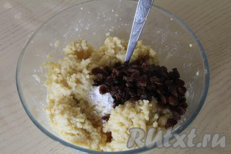 В получившуюся пшённую массу всыпать разрыхлитель, добавить изюм.