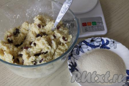 Перемешать массу столовой ложкой до однородности.