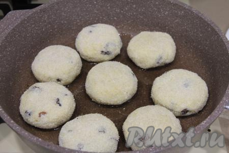 В сковороду влить растительное масло, хорошо разогреть, выложить пшённики.&nbsp;