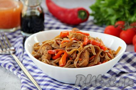 Индейку с гречневой лапшой и овощами разложить по тарелкам и подать аппетитное, сочное, вкусное блюдо в горячем виде к столу.