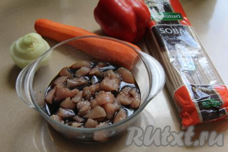 Филе индейки промыть водой, нарезать на средние кусочки, переложить в миску, влить 50 миллилитров соевого соуса. Перемешать мясо с соевым соусом и оставить мариноваться минут на 20, за это время кусочки индейки можно 1-2 раза перемешать, чтобы они равномерно пропитались маринадом.&nbsp;