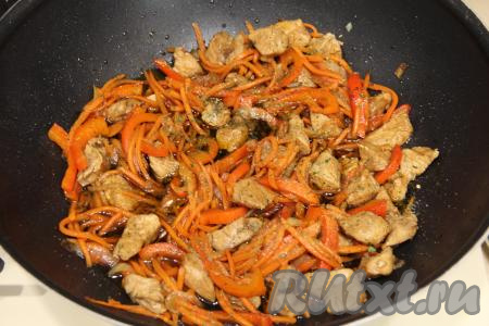 Затем влить в сковороду 50 миллилитров соевого соуса, добавить специи и соль (добавляя соль, обязательно учитывайте, степень солёности соевого соуса, который вы используете), хорошо перемешать. Томить индейку с овощами под крышкой на небольшом огне минут 7. За это время 1-2 раза можно блюдо перемешать.