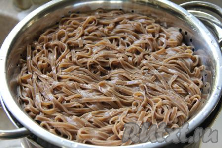 Отварить лапшу до готовности (точное время варки смотрите на упаковке лапши, которую вы используете, я отваривала до готовности в течение 3 минут). Готовую гречневую лапшу откинуть на дуршлаг, промыть холодной водой, лишней воде дать стечь.
