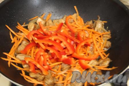 Болгарский перец очистить от семян с плодоножкой, промыть водой, нарезать на полоски. К индейке, обжаренной с морковкой и луком, добавить болгарский перец, сразу перемешать. Обжаривать 3-4 минуты, иногда помешивая.
