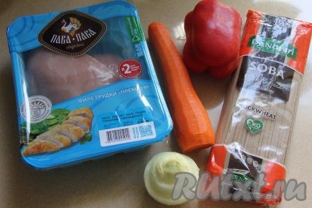 Подготовить продукты для приготовления индейки с гречневой лапшой и овощами. Лук и морковь почистить.