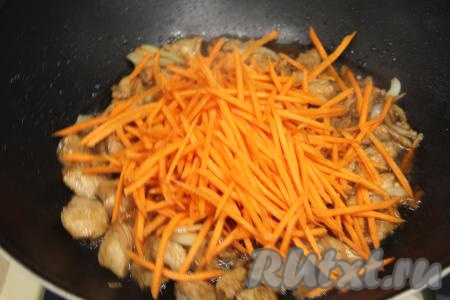 Обжарить 3-4 минуты, периодически помешивая, затем добавить морковь, натёртую на тёрке для корейской моркови (или на крупной тёрке), перемешать. Обжаривать индейку с овощами 3-4 минуты, не забывая время от времени перемешивать.