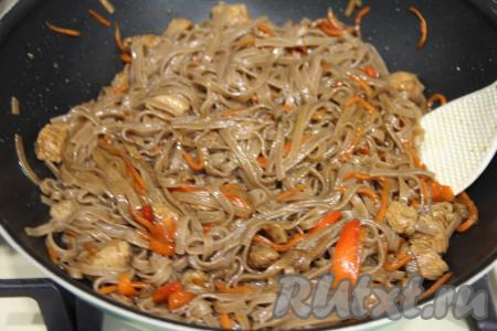 Прогреть блюдо на среднем огне минут 5, иногда помешивая. 