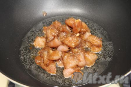 В сковороду влить растительное масло, хорошо его разогреть, выложить промариновавшиеся кусочки индейки.