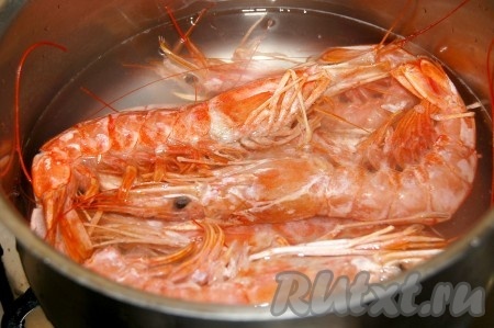 Опустить в кипящую воду  креветки и проварить 1 минуту.
