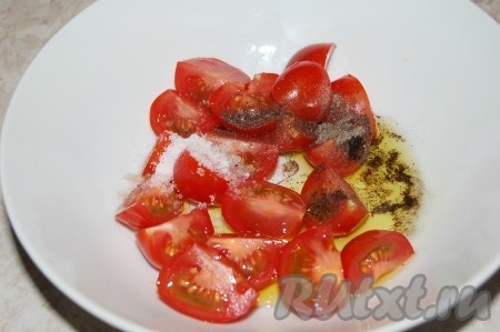 Помидоры черри нарезать на четвертинки, добавить соль, перец, оливковое масло.