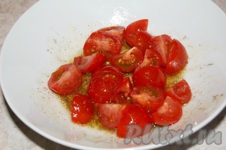 Перемешать помидоры.