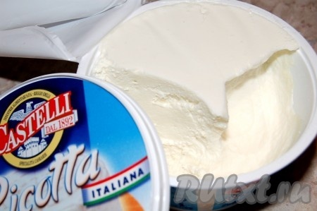 Размять сыр рикотта