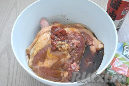 Сюда же добавляем томатную пасту, соевый соус и масло.