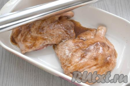 Спустя час замаринованные утиные окорочка перекладываем в форму для запекания. Накрываем форму фольгой.