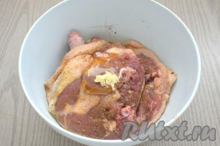 Далее к окорочкам добавляем мёд, а также пропущенный через пресс (или натёртый на мелкой тёрке) очищенный чеснок.