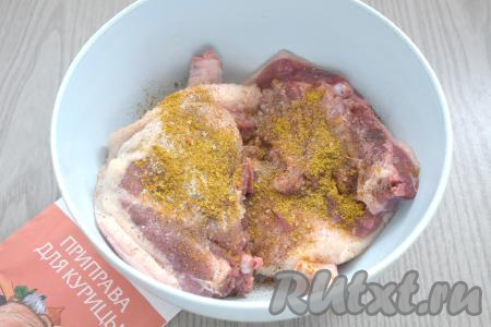 Утиные окорочка кладём в миску, всыпаем к ним специи (я добавила чёрный молотый перец и 1 чайную ложку приправы для курицы), немного соли (много солить не нужно, так как в дальнейшем будет добавляться соевый соус). Втираем соль и специи в окорочка со всех сторон.