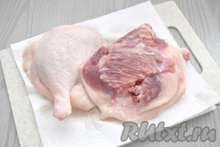 Утиные окорочка, при необходимости, опаливаем, чтобы удалить остатки пёрышек. Окорочка утки моем, обсушиваем. 