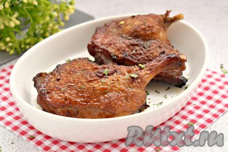 Достаём готовые утиные окорочка, покрытые аппетитной, хрустящей корочкой, из духовки. Кусочки утки получились вкусными, ароматными, сочными, к столу подаём их с гарниром.