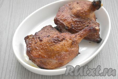 Запекаем мясо в духовке, разогретой до 190 градусов, в течение 1 часа. Затем фольгу убираем и продолжаем запекать ещё 15 минут, чтобы на утиных окорочках образовалась хрустящая корочка. Для того чтобы проверить готовность, прокалываем окорочка ножом около кости. Если из разреза выделяется прозрачный сок, без примесей крови, значит мясо готово.