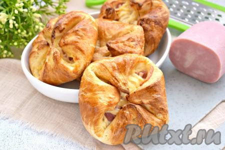 Конвертики с ветчиной и сыром из слоёного теста 