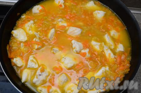 Отдельно довести до кипения 400 миллилитров воды. Влить воду в сковороду, перемешать. Когда вода в сковороде закипит, уменьшить огонь, накрыть сковороду крышкой и готовить булгур с куриным филе в течение 25 минут (до мягкости булгура, вода должна выпариться). Булгур и воду я отмеряю одним стаканом. Воды я добавляю в 2 раза больше, чем булгура, то есть для приготовления 1 стакана булгура нужно будет влить 2 стакана воды.