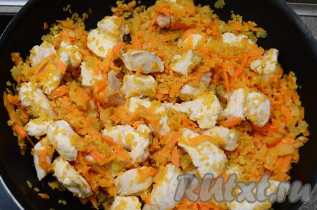 Перемешать содержимое сковороды. Обжарить булгур с мясом и овощами, перемешивая, в течение 2 минут. Посолить, всыпать специи по вкусу, перемешать. Благодаря обжариванию булгур в дальнейшем лучше раскроет свой вкус и аромат.