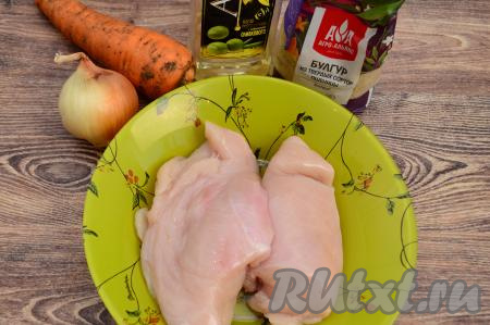 Подготовить продукты для приготовления булгура с куриным филе на сковороде.