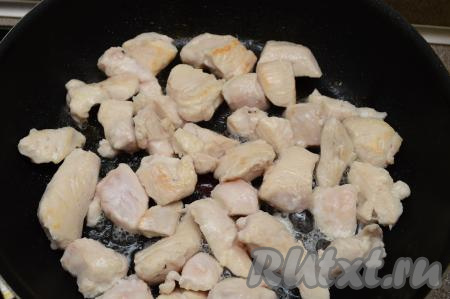 На достаточно сильном огне обжарить мясо, периодически перемешивая, в течение 3-4 минут. Куриное филе должно начать покрываться румяной корочкой снаружи, но внутри оно будет ещё сыроватым. Предварительная обжарка сделает готовое куриное филе более сочным, так как мясо не будет терять влагу в процессе томления с булгуром.