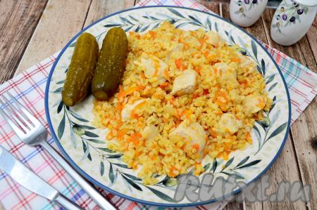 Рассыпчатый, хорошо пропаренный булгур с нежным, мягким куриным филе разложить со сковороды по порционным тарелкам и подать к столу в горячем виде. Можно дополнить блюдо домашними соленьями или свежими овощами.