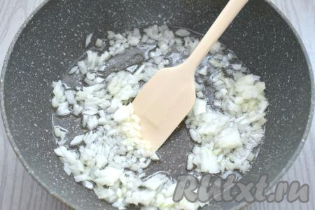 Пока варятся овощи, обжарим морковку с луком. Для этого разогреваем растительное масло в сковороде, выкладываем мелко нарезанную очищенную луковицу. Обжариваем лук, иногда помешивая, на среднем огне до прозрачности (минуты 3).