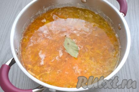 После того как картофель с капустой проварятся с момента закипания 20 минут, добавляем в кастрюлю овощи со сковороды, лавровый лист, соль, перемешиваем, даём закипеть, варим на небольшом огне 5-7 минут.