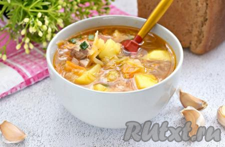 Щи, сваренные из утки со свежей капустой, разливаем по тарелкам и, по желанию, дополнив сметаной, подаём вкусное, сытное, насыщенное блюдо к столу.