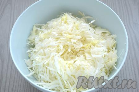 Сразу же добавляем в кастрюлю капусту, нарезанную на тонкие полоски. Даём супу закипеть, варим картофель с капустой 20 минут (до мягкости овощей) на небольшом огне.