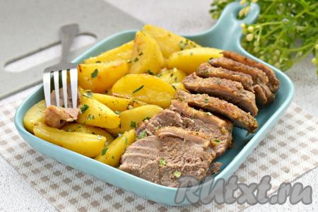 Утиную грудку с картошкой достаём из духовки. Мясо нарезаем на кусочки. Кусочки утиной грудки вместе с картофелем раскладываем по тарелкам и подаём аппетитное, вкусное, ароматное блюдо к столу.