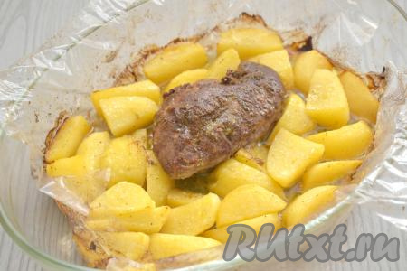 Отправляем картофель с утиной грудкой в духовку, разогретую до 190 градусов, на 1 час. Спустя это время рукав аккуратно, чтобы не обжечься, разрезаем и даём подрумяниться мясу с картошкой в течение 15 минут. Затем проверяем на готовность картофель, прокалывая его вилкой, если вилка входит легко, значит блюдо готово. Если же картошка твердовата, тогда нужно запекать ещё 5-10 минут.