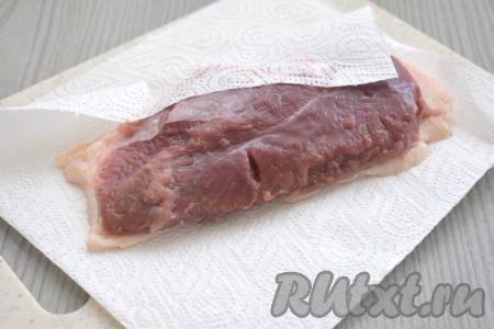 Утиную грудку промываем водой, обсушиваем бумажными полотенцами.