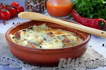 Минтая, запечённого&nbsp; в сливочном соусе, достать из духовки, разложить по тарелкам и с любимым гарниром подать к столу.