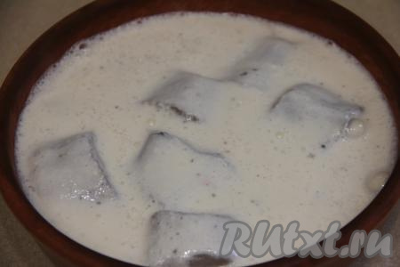 Залить минтая горячим сливочным соусом и сразу поставить в духовку, разогретую до 180 градусов.&nbsp;