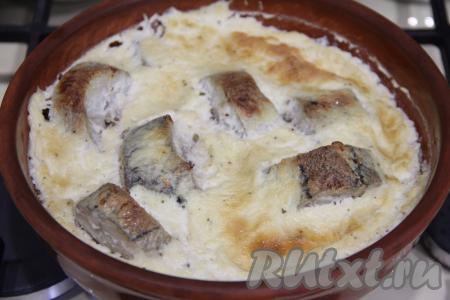 Запекать рыбу в сливках 30 минут.