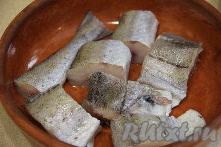 Нарезать минтая на порционные кусочки, выложить в жаропрочную форму.