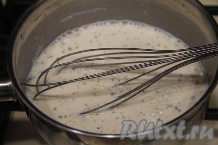 Перемешать получивший сливочный соус венчиком до однородности и поставить на средний огонь.&nbsp;