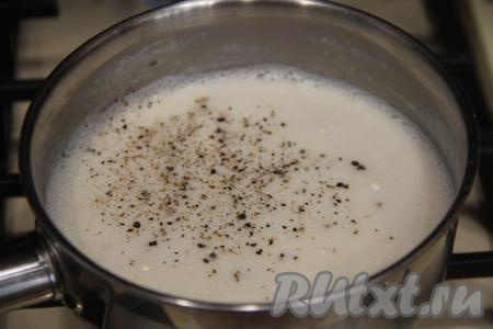 При постоянном помешивании довести соус из сливок до кипения, посолить, поперчить, тщательно перемешать и снять с огня.