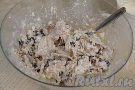 Основу для пирога из лаваша и творога перемешать до однородности столовой ложкой (или лопаткой).