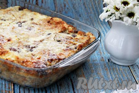 Пирог из рваного лаваша с творогом выпекать в разогретой до 200 градусов духовке примерно 30-35 минут (до подрумянивания). Готовый пирог достать из духовки, слегка остудить в форме, а затем переложить на разделочную доску и нарезать на кусочки.