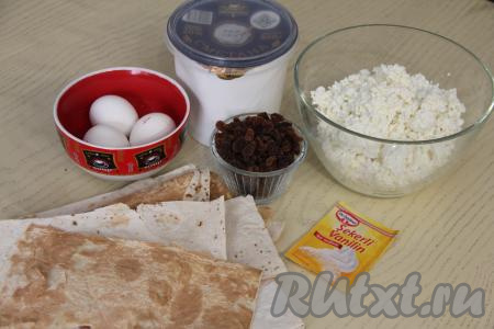 Подготовить продукты для приготовления пирога с творогом из рваного лаваша. Творог можно использовать любой жирности и консистенции. Сметану тоже можно взять любой жирности (я использовала жирностью 20%). Лаваш подойдёт даже подсохший. Изюм промыть водой, выложить в небольшую ёмкость, залить его полностью кипящей водой, оставить минут на 5, затем слить воду, обсушить изюм, разложив его на бумажном полотенце.