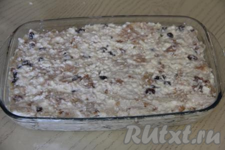 Бока и дно формы для выпечки смазать растительным маслом, выложить массу из творога и лаваша, слегка утрамбовать. Я использовала стеклянную прямоугольную форму размером 17 сантиметров на 28 сантиметров.