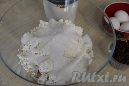 Туда же всыпать сахар и ванильный сахар.