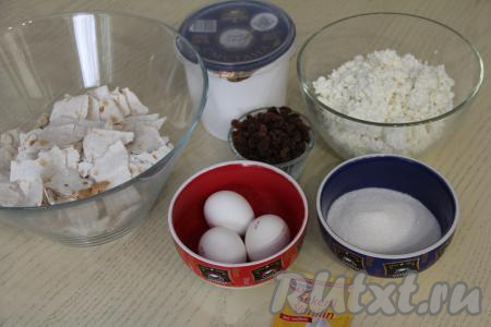 Лаваш нарвать руками (или нарезать ножницами) на кусочки, выложить в глубокую миску.