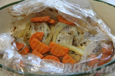 Форму (или противень) с минтаем, находящимся внутри рукава для запекания, отправить в духовку, разогретую до 180 градусах. Запекать рыбу 35-40 минут. Затем достать из духовки, очень аккуратно разрезать рукав для запекания.